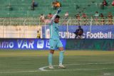 Penjaga gawang Persita Igor Carreira Rodrigues berselebrasi usai timnya mencetak gol melawan Madura United FC pada pertandingan BRI Liga 1 di Stadion Gelora Bangkalan, Jawa Timur, Sabtu (24/8/2024). Madura United FC kalah melawan Persita dengan skor 0-1. ANTARA Jatim/Moch Asim/um.