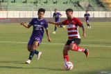 Pesepak bola Madura United FC Iran Da Conceicao Goncalves Junior (kanan) menggiring bola dihadang pesepak bola Persita Muhammad Badrian Ilham (kiri) saat pertandingan BRI Liga 1 di Stadion Gelora Bangkalan, Jawa Timur, Sabtu (24/8/2024). Madura United FC kalah melawan Persita dengan skor 0-1. ANTARA Jatim/Moch Asim/um.