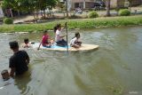 Instruktur memandu peserta anak menggunakan papan paddle dalam kegiatan Stand Up Paddle for Fun yang digelar komunitas GesperTa di Dam Pacar, Tulungagung, Minggu (25/8/2024). Olahraga papan dayung berdiri atau stand up paddling itu digelar pertama kali di Tulungagung dalam rangka memeriahkan HUT RI sekaligus mengenalkan olahraga paddling spot sungai di kalangan anak dan remaja daerah itu. Antara Jatim/Destyan Sujarwoko/um