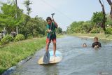 Instruktur memandu peserta anak menggunakan papan paddle dalam kegiatan Stand Up Paddle for Fun yang digelar komunitas GesperTa di Dam Pacar, Tulungagung, Minggu (25/8/2024). Olahraga papan dayung berdiri atau stand up paddling itu digelar pertama kali di Tulungagung dalam rangka memeriahkan HUT RI sekaligus mengenalkan olahraga paddling spot sungai di kalangan anak dan remaja daerah itu. Antara Jatim/Destyan Sujarwoko/um