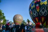 Pengunjung menyaksikan pegiat balon udara yang tengah mengembangkan balon udaranya pada Festival Balon Wonosobo di Summarecon Mall Bandung, Jawa Barat, Sabtu (25/8/2024). Sebanyak 11 pegiat balon udara mengikuti Festival Balon Wonosobo di Bandung yang digelar dalam rangka memeriahkan Festival Kuliner Bandung bertema Jelajah Kuliner Asia. ANTARA FOTO/Raisan Al Farisi/agr