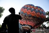 Pegiat balon udara mengembangkan balon udaranya pada Festival Balon Wonosobo di Summarecon Mall Bandung, Jawa Barat, Sabtu (25/8/2024). Sebanyak 11 pegiat balon udara mengikuti Festival Balon Wonosobo di Bandung yang digelar dalam rangka memeriahkan Festival Kuliner Bandung bertema Jelajah Kuliner Asia. ANTARA FOTO/Raisan Al Farisi/agr