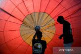 Pegiat balon udara mengembangkan balon udaranya pada Festival Balon Wonosobo di Summarecon Mall Bandung, Jawa Barat, Sabtu (25/8/2024). Sebanyak 11 pegiat balon udara mengikuti Festival Balon Wonosobo di Bandung yang digelar dalam rangka memeriahkan Festival Kuliner Bandung bertema Jelajah Kuliner Asia. ANTARA FOTO/Raisan Al Farisi/agr