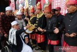 Ulama kharismatik Aceh Tgk H Sofyan Mahdi alias Abu Arongan menepungtawari bakal calon bupati Aceh Selatan Tgk Amran (dua kanan) yang diusung Partai Aceh saat deklarasi dan penyerahan berkas dukungan di taman Sri Ratu Safiatuddin, Banda Aceh, Aceh, Minggu (25/8/2024). FOTO Antara Aceh/Irwansyah Putra.