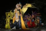 Peserta Kediri Nite Carnival mengenakan kostum unik melewati rute yang telah ditentukan di Kota Kediri, Jawa Timur, Sabtu (24/8/2024). Karnaval malam hari yang diikuti oleh 67 group perwakilan dari 10 kota/kabupaten se-Jawa Timur tersebut guna memperingati Hut ke-1145  Kota Kediri. ANTARA Jatim/Prasetia Fauzani/mas.