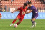 Pesepak bola Persik Kediri Majed Osman Sobhi (kanan) berebut bola dengan pesepak bola Malut United FC Tatsuro Nagamatsu (kiri) pada pertandingan Liga 1 di Stadion Brawijaya, Kota Kediri, Jawa Timur, Minggu (25/8/2024). Pertandingan tersebut berakhir imbang dengan skor 0-0. ANTARA Jatim/Prasetia Fauzani/mas.