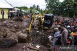 Operator mengoperasikan alat berat saat proses pencarian korban banjir bandang di Kelurahan Rua Kota Ternate Maluku Utara, Minggu (25/8/2024). Badan Nasional Penanggulangan Bencana (BNPB) mencatat sebanyak 13 orang meninggal dunia dan 10 unit rumah rusak berat akibat diterjang banjir bandang pada Minggu (25/8) pukul 03.30 WIT, dan tim gabungan terus melakukan upaya pencarian korban lainnya yang diperkirakan masih tertimbun lumpur. ANTARA FOTO/Andri Saputra/wsj.