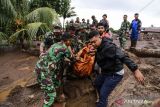 Sejumlah petugas SAR gabungan melakukan evakuasi jenazah korban banjir bandang di Kelurahan Rua, Kota Ternate, Maluku Utara, Minggu (25/8/2024). Banjir bandang yang membawa material tanah, pasir, dan batu dari gunung tersebut menerjang Kelurahan Rua pada Minggu (25/8) pukul 04.00 WIT dan mengakibatkan sedikitnya 13 orang meninggal dunia, sementara tim gabungan terus melakukan upaya pencarian korban lainnya yang diperkirakan masih tertimbun lumpur. ANTARA FOTO/Andri Saputra/wsj.