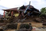 Kondisi rumah warga yang rusak akibat diterjang banjir bandang di Kelurahan Rua, Kota Ternate, Maluku Utara, Minggu (25/8/2024). Banjir bandang yang membawa material tanah, pasir, dan batu dari gunung tersebut menerjang Kelurahan Rua pada Minggu (25/8) pukul 04.00 WIT dan mengakibatkan sedikitnya 13 orang meninggal dunia, sementara tim gabungan terus melakukan upaya pencarian korban lainnya yang diperkirakan masih tertimbun lumpur. ANTARA FOTO/Andri Saputra/wsj.