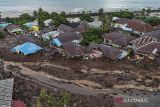  Foto udara sejumlah rumah warga yang rusak akibat banjir bandang di Kelurahan Rua, Kota Ternate, Maluku Utara, Minggu (25/8/2024). Banjir bandang yang membawa material tanah, pasir, dan batu dari gunung tersebut menerjang Kelurahan Rua pada Minggu (25/8) pukul 04.00 WIT dan mengakibatkan sedikitnya 13 orang meninggal dunia, sementara tim gabungan terus melakukan upaya pencarian korban lainnya yang diperkirakan masih tertimbun lumpur. ANTARA FOTO/Andri Saputra/wsj.