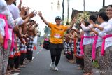 Peserta berlari saat mengikuti Maybank Marathon 2024 di Gianyar, Bali, Minggu (25/8/2024). Lomba lari dengan predikat Elite Label dari World Athletics tersebut diikuti oleh 12.700 orang pelari dari 57 negara. ANTARA FOTO/Fikri Yusuf/wsj.