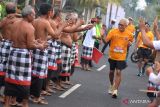 Sejumlah penari kecak menyambut peserta Maybank Marathon 2024 di Gianyar, Bali, Minggu (25/8/2024). Lomba lari dengan predikat Elite Label dari World Athletics tersebut diikuti oleh 12.700 orang pelari dari 57 negara. ANTARA FOTO/Fikri Yusuf/wsj.