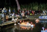 Sejumlah warga melarung cempluk saat Festival Cempluk Kenyut di Bululawang, Malang, Jawa Timur, Sabtu (24/8/2024). Tradisi melarung kapal hias mini (cempluk) yang dilakukan setahun sekali oleh warga setempat itu sebagai sarana silaturahmi dan perayaan HUT Republik Indonesia. ANTARA Jatim/Muhammad Mada/mas.