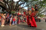 Peserta memperagakan busana bertema Semangat dan Keberanian Kota Malang saat mengikuti Karnaval Bunga di sekitar Balai Kota Malang, Jawa Timur, Minggu (25/8/2024). Agenda tahunan yang diikuti sejumlah 377 peserta dari berbagai komunitas fashion di Indonesia itu diperkirakan dikunjungi sekitar 35 ribu wisatawan lokal maupun mancanegara dengan perputaran ekonomi mencapai Rp7,5 miliar. ANTARA Jatim/Muhammad Mada/mas.