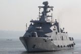 KRI Raden Eddy Martadinata-331 yang membawa Satgas Latihan Bersama (Latma) Multilateral Rim Of Pacific (Rimpac) Tahun 2024 bersiap untuk bersandar di Koarmada II, Surabaya, Jawa Timur, Minggu (25/8/2024). KRI Raden Eddy Martadinata-331 yang membawa 128 personelnya kembali ke Surabaya setelah mengikuti latihan bersama dengan negara-negara peserta di Oahu, Hawai. ANTARA Jatim/Didik Suhartono/mas.