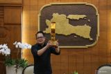 Pj Gubernur Jawa Timur Adhy Karyono mengangkat piala bergilir LKS pada malam apresiasi juara umum Lomba Kompetensi Siswa (LKS) SMK Tingkat Nasional ke XXXII Tahun 2024 di Gedung Negara Grahadi, Surabaya, Jawa Timur, Sabtu (24/8/2024). Dalam kegiatan yang dihadiri 45 pelajar kontingen Jatim tersebut Pj Gubernur Adhy Karyono memberikan piagam penghargaan serta apresiasi berupa masing-masing peraih medali emas Rp10 juta, peraih medali perak Rp7,5 juta dan peraih perunggu Rp5 juta setelah sukses menjadi juara umum dengan memborong 37 medali yaitu, 15 medali emas, 10 perak, 4 perunggu dan 8 Medallion for Excellent (MoE). ANTARA Jatim/Moch Asim/um.