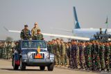 Wakil Komandan Kodiklat TNI Marsekal Muda TNI Widyargo Ikoputra (kiri) Hawaii Air National Guard Commander Mayjen Josep R. Harris (tengah) Komandan Brigif 2 Marinir Kolonel Marinir Arip Supriyadi (kanan) memeriksa pasukan saat upacara pembukaan Latihan Gabungan Bersama (Latgabma) Super Garuda Shield 2024 di Baseops Pangkalan Udara TNI AL Juanda, Sidoarjo, Jawa Timur, Senin (26/8/2024). Latihan Gabungan Bersama Multilateral Tahunan yang diikuti 17 negara di kawasan Indo Pasifik dengan melibatkan 1.120 prajurit gabungan dari berbagai negara itu digelar pada 26 Agustus - 6 September mendatang. Antara Jatim/Umarul Faruq/mas