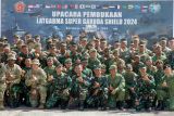 Sejumlah peserta Latihan Gabungan Bersama (Latgabma) Super Garuda Shield 2024 berfoto bersama seusai upacara pembukaan di Baseops Pangkalan Udara TNI AL Juanda, Sidoarjo, Jawa Timur, Senin (26/8/2024). Latihan Gabungan Bersama Multilateral Tahunan yang diikuti 17 negara di kawasan Indo Pasifik dengan melibatkan 1.120 prajurit gabungan dari berbagai negara itu digelar pada 26 Agustus - 6 September mendatang. Antara Jatim/Umarul Faruq/mas