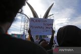 Sejumlah  mahasiswa Universitas Syiah Kuala (USK) membentangkan poster dan spanduk saat menggelar aksi di Bundaran Simpang Lima, Banda Aceh, Aceh,  Senin (26/8/2024). Aksi sekitar seribuan mahasiswa yang semula direncanakan di gedung DPR Aceh batal digelar dan kemudian beralih berorasi di Bundaran Simpang Lima  tersebut merupakan gerakan peringatan darurat Indonesia  untuk  menjaga marwah konstitusi hasil putusan MK dan  menolak revisi  UU Pilkada. ANTARA FOTO/Ampelsa.