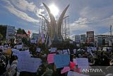 Sejumlah  mahasiswa Universitas Syiah Kuala (USK) membentangkan poster dan spanduk saat menggelar aksi di Bundaran Simpang Lima, Banda Aceh, Aceh,  Senin (26/8/2024). Aksi sekitar seribuan mahasiswa yang semula direncanakan di gedung DPR Aceh batal digelar dan kemudian beralih berorasi di Bundaran Simpang Lima  tersebut merupakan gerakan peringatan darurat Indonesia  untuk  menjaga marwah konstitusi hasil putusan MK dan  menolak revisi  UU Pilkada. ANTARA FOTO/Ampelsa.