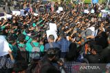 Sejumlah  mahasiswa Universitas Syiah Kuala (USK) membentangkan poster dan spanduk saat menggelar aksi di Bundaran Simpang Lima, Banda Aceh, Aceh,  Senin (26/8/2024). Aksi sekitar seribuan mahasiswa yang semula direncanakan di gedung DPR Aceh batal digelar dan kemudian beralih berorasi di Bundaran Simpang Lima  tersebut merupakan gerakan peringatan darurat Indonesia  untuk  menjaga marwah konstitusi hasil putusan MK dan  menolak revisi  UU Pilkada. ANTARA FOTO/Ampelsa.