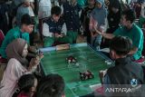 Peserta mengoperasikan robot saat mengikuti Sukabumi Robotic Competition di aula Universitas Nusa Putra, Cisaat, Kabupaten Sukabumi, Jawa Barat, Minggu (25/8/2024). Kompetisi robotik tingkat nasional yang diikuti 250 pelajar tersebut dalam rangka meningkatkan keterampilan dan pengetahuan dalam perkembangan teknologi robotik. ANTARA FOTO/Henry Purba/agr
