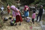 Warga usai mandi dan mencuci baju di Sungai Cipamutih, Desa Gunung Tanjung, Tasikmalaya, Jawa Barat, Senin (26/8/2024). Sebanyak 70 Kepala Keluarga (KK) terpaksa mandi, cuci, dan kakus di sungai akibat kesulitan air bersih sejak tiga bulan terakhir karena musim kemarau. ANTARA FOTO/Adeng Bustomi/agr