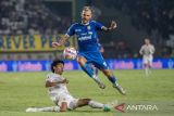 Pesepak bola Arema FC Achmad Maulana S (kiri) berusaha menghadang laju pesepak bola Persib Bandung Tyronne Del Pino (kanan) saat pertandingan Liga 1 2024/2025 di Stadion Si Jalak Harupat, Kabupaten Bandung, Jawa Barat, Minggu (25/8/2024). Pertandingan tersebut berakhir imbang dengan skor 1-1. ANTARA FOTO/M Agung Rajasa/agr