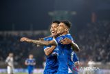 Pesepak bola Persib Bandung Dimas Drajad (kiri) dan Ciro Henrique Alves (kanan) melakukan selebrasi seusai mencetak gol ke gawang Arema FC saat pertandingan Liga 1 2024/2025 di Stadion Si Jalak Harupat, Kabupaten Bandung, Jawa Barat, Minggu (25/8/2024). Pertandingan tersebut berakhir imbang dengan skor 1-1. ANTARA FOTO/M Agung Rajasa/agr