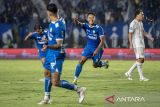 Pesepak bola Persib Bandung Dimas Drajad (kedua kanan) melakukan selebrasi seusai mencetak gol ke gawang Arema FC saat pertandingan Liga 1 2024/2025 di Stadion Si Jalak Harupat, Kabupaten Bandung, Jawa Barat, Minggu (25/8/2024). Pertandingan tersebut berakhir imbang dengan skor 1-1. ANTARA FOTO/M Agung Rajasa/agr