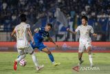 Pesepak bola Arema FC Achmad Maulana S (kanan) dan Johan Alfarizi (kiri) berusaha menghadang laju pesepak bola Persib Bandung Dimas Drajad (tengah) saat pertandingan Liga 1 2024/2025 di Stadion Si Jalak Harupat, Kabupaten Bandung, Jawa Barat, Minggu (25/8/2024). Pertandingan tersebut berakhir imbang dengan skor 1-1. ANTARA FOTO/M Agung Rajasa/agr