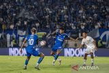 Pesepak bola Persib Bandung Ciro Henrique Alves (tengah) dan Tyronne Del Pino (kiri) melepas tendangan dibayangi pesepak bola Arema FC Bayu Setiawan (kanan) saat pertandingan Liga 1 2024/2025 di Stadion Si Jalak Harupat, Kabupaten Bandung, Jawa Barat, Minggu (25/8/2024). Pertandingan tersebut berakhir imbang dengan skor 1-1. ANTARA FOTO/M Agung Rajasa/agr