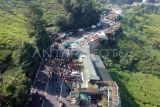 Foto udara pembongkaran lapak Pedagang Kaki Lima (PKL) di kawasan wisata Puncak, Cisarua, Kabupaten Bogor, Jawa Barat, Senin (26/8/2024). Pemerintah Kabupaten Bogor mengerahkan 1.200 personel gabungan untuk melakukan penertiban 196 bangunan liar di kawasan Puncak, dan pembongkaran lapak PKL tersebut dilaksanakan sebagai penataan kawasan wisata Puncak tahap dua. ANTARA FOTO/Yulius Satria Wijaya/foc.