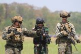 Prajurit Korps Marinir TNI AL bersama prajurit Korps Marinir Amerika Serikat (USMC) melaksanakan praktek patroli pada Latihan Gabungan Bersama (Latgabma) Super Garuda Shield (SGS) di Lapangan Bhumi Marinir Karangpilang, Surabaya, Jawa Timur, Selasa (27/8/2024). Latihan tersebut bertujuan untuk berbagi teknik dan taktik dalam melaksanakan patroli tempur. Antara Jatim/Umarul Faruq/mas