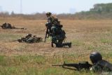 Prajurit Korps Marinir TNI AL bersama prajurit Korps Marinir Amerika Serikat (USMC) melaksanakan praktek patroli pada Latihan Gabungan Bersama (Latgabma) Super Garuda Shield (SGS) di Lapangan Bhumi Marinir Karangpilang, Surabaya, Jawa Timur, Selasa (27/8/2024). Latihan tersebut bertujuan untuk berbagi teknik dan taktik dalam melaksanakan patroli tempur. Antara Jatim/Umarul Faruq/mas