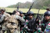 Prajurit Korps Marinir Amerika Serikat (USMC) mengecek senapan prajurit korps Marinir TNI AL saat praktek patroli pada Latihan Gabungan Bersama (Latgabma) Super Garuda Shield (SGS) di Lapangan Bhumi Marinir Karangpilang, Surabaya, Jawa Timur, Selasa (27/8/2024). Latihan tersebut bertujuan untuk berbagi teknik dan taktik dalam melaksanakan patroli tempur. Antara Jatim/Umarul Faruq/mas