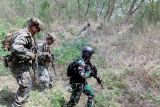 Prajurit Korps Marinir TNI AL bersama prajurit Korps Marinir Amerika Serikat (USMC) melaksanakan praktek patroli pada Latihan Gabungan Bersama (Latgabma) Super Garuda Shield (SGS) di Lapangan Bhumi Marinir Karangpilang, Surabaya, Jawa Timur, Selasa (27/8/2024). Latihan tersebut bertujuan untuk berbagi teknik dan taktik dalam melaksanakan patroli tempur. Antara Jatim/Umarul Faruq/mas