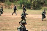 Prajurit Korps Marinir TNI AL bersama Singapore Army berlari saat menembak sasaran pada Latihan Gabungan Bersama (Latgabma) Super Garuda Shield (SGS) di Lapangan Tembak FX. Soepramono Bhumi Marinir Karangpilang, Surabaya, Jawa Timur, Selasa (27/8/2024). Latihan tersebut bertujuan untuk meningkatkan kemampuan personel dan mengukur ketangkasan prajurit dalam menggunakan senapan serbu. Antara Jatim/Umarul Faruq/mas