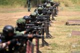 Prajurit Korps Marinir TNI AL bersama Singapore Army menembak sasaran pada Latihan Gabungan Bersama (Latgabma) Super Garuda Shield (SGS) di Lapangan Tembak FX. Soepramono Bhumi Marinir Karangpilang, Surabaya, Jawa Timur, Selasa (27/8/2024). Latihan tersebut bertujuan untuk meningkatkan kemampuan personel dan mengukur ketangkasan prajurit dalam menggunakan senapan serbu. Antara Jatim/Umarul Faruq/mas