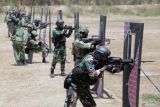 Prajurit Korps Marinir TNI AL bersama Singapore Army menembak sasaran pada Latihan Gabungan Bersama (Latgabma) Super Garuda Shield (SGS) di Lapangan Tembak FX. Soepramono Bhumi Marinir Karangpilang, Surabaya, Jawa Timur, Selasa (27/8/2024). Latihan tersebut bertujuan untuk meningkatkan kemampuan personel dan mengukur ketangkasan prajurit dalam menggunakan senapan serbu. Antara Jatim/Umarul Faruq/mas