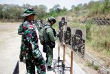 Prajurit Korps Marinir TNI AL bersama Singapore Army melihat hasil  sasaran pada Latihan Gabungan Bersama (Latgabma) Super Garuda Shield (SGS) di Lapangan Tembak FX. Soepramono Bhumi Marinir Karangpilang, Surabaya, Jawa Timur, Selasa (27/8/2024). Latihan tersebut bertujuan untuk meningkatkan kemampuan personel dan mengukur ketangkasan prajurit dalam menggunakan senapan serbu. Antara Jatim/Umarul Faruq/mas