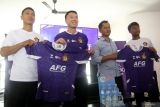 Business Development Director Persik Kediri Arthur Irawan (kedua kiri) bersama Sales Manager Le Minerale Kediri Mulyanto (kedua kanan), pemain Persik Kediri Ady Eko Jayanto (kiri) dan Supriadi (kanan) memperlihatkan jersey berlogo Le Minerale saat konferensi pers sponsor baru Persik Kediri di Kota Kediri, Jawa Timur, Selasa (27/8/2024). Persik Kediri membangun kerjasama kemitraan dengan perusahaan air minum kemasan Le Minerale selama musim kompetisi Liga 1 2024/2025 guna mendukung berbagai program di dalam dan di luar lapangan. Antara Jatim/Prasetia Fauzani/um