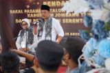 Bakal calon Bupati Mundjidah Wahab (kiri) dan bakal calon Wakil Bupati Sumrambah (kanan) memberikan keterangan media usai melakukan pendaftaran bakal calon Bupati dan Wakil Bupati pada Pemilihan Kepala Daerah (Pilkada) Kabupaten Jombang di kantor Komisi Pemilihan Umum (KPU) Kabupaten Jombang, Jawa Timur, Selasa (27/8/2024). Pasangan petahana, Mundjidah Wahab-Sumrambah resmi mendaftar sebagai bakal calon Bupati dan Wakil Bupati pada Pilkada Kabupaten Jombang tahun 2024 diusung PDI Perjuangan, PPP dan Partai Demokrat, serta Partai nonparlemen Partai Hanura. Antara Jatim/Syaiful Arif/um