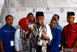 Bakal calon Bupati Ponorogo Sugiri Sancoko (tengah) didampingi bakal calon Wakil Bupati Lisdyarita (kedua kiri) dan sejumlah pengurus parpol pengusung menjawab wartawan seusai mendaftarkan diri sebagai pasangan bakal calon peserta Pilkada 2024 di KPU Kabupaten Ponorogo, Jawa Timur, Selasa (27/8/2024). Pendaftaran pasangan bakal calon bupati dan bakal calon wakil bupati tersebut dimeriahkan 50 dhadak merak (bagian dari seni Reog Ponorogo) dan puluhan barongan. Antara Jatim/Siswowidodo/um 