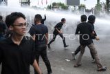 Sejumlah mahasiswa berlari menghindari semprotan air dari kendaraan water canon milik polisi saat aksi unjuk rasa yang berlangsung di depan kantor DPRD Kalimantan Timur di Samarinda, Senin (26/8/2024). Dalam aksinya tersebut mereka menuntut pengesahan rancangan undang-undang (RUU) perampasan aset, pengesahan RUU masyarakat adat, Penolakan Hak Guna Usaha (HGU) 26 Ribu Hektare Tambang oleh PBNU di PT Kaltim Prima Coal (KPC), menuntut pertanggungjawaban Presiden Joko WIdodo dan DPR, hingga mengecam tindakan represif oleh aparat terhadap massa aksi demonstrasi. Antara Kaltim/M Risyal Hidayat