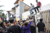  Sejumlah mahasiswa berusaha menarik pagar saat melakukan aksi di depan kantor DPRD Kalimantan Timur di Samarinda, Senin (26/8/2024). Dalam aksinya tersebut mereka menuntut pengesahan rancangan undang-undang (RUU) perampasan aset, pengesahan RUU masyarakat adat, Penolakan Hak Guna Usaha (HGU) 26 Ribu Hektare Tambang oleh PBNU di PT Kaltim Prima Coal (KPC), menuntut pertanggungjawaban Presiden Joko WIdodo dan DPR, hingga mengecam tindakan represif oleh aparat terhadap massa aksi demonstrasi. Antara Kaltim/M Risyal Hidayat