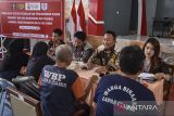 Direktur BOW dan Partners Prabowo Febriyanto (kedua kanan) konsultasi dengan warga binaan saat pendampingan hukum gratis di Lapas Kelas II B, Kabupaten Ciamis, Jawa Barat, Selasa (27/8/2024). Kementerian Hukum dan Hak Asasi Manusia bekerja sama dengan BOW dan Partners menggelar sosialisasi sistem peradilan dan perlindungan hukum terhadap hak-hak narapidana dalam program Pos Bantuan Hukum (Posbakum) gratis. ANTARA FOTO/Adeng Bustomi/agr