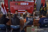 Direktur BOW dan Partners Prabowo Febriyanto (kedua kanan) dan rekan berbincang dengan warga binaan saat pendampingan hukum gratis di Lapas Kelas II B, Kabupaten Ciamis, Jawa Barat, Selasa (27/8/2024). Kementerian Hukum dan Hak Asasi Manusia bekerja sama dengan BOW dan Partners menggelar sosialisasi sistem peradilan dan perlindungan hukum terhadap hak-hak narapidana dalam program Pos Bantuan Hukum (Posbakum) gratis. ANTARA FOTO/Adeng Bustomi/agr