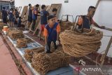 Warga binaan menganyam coir net atau jaring rambat untuk budidaya tripang di Lapas Kelas II B, Kabupaten Ciamis, Jawa Barat, Selasa (27/8/2024). Lapas Kelas IIB Ciamis bekerja sama dengan PT. Agria Lestari Nusantara memproduksi 100 ikat coir net per hari untuk diekspor ke Korea Selatan, warga binaan itu mendapat keterampilan dan kemandirian agar mereka dapat membuka usaha sendiri setelah menyelesaikan masa hukumannya. ANTARA FOTO/Adeng Bustomi/agr