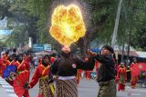 Atraksi semburan pawai budaya api saat kirab obor api PON XXI di Kota Sabang, Aceh, Selasa (27/8/2024). Api abadi PON XXI Aceh-Sumut bersumber dari Gunung Merapi Jaboi yang kemudian diserahkan oleh Pemerintah Kota Sabang kepada pasukan Panitia Besar PON XXI wilayah Aceh untuk dilakukan kirab mengelilingi 23 kabupaten/kota di Aceh. ANTARA FOTO/Khalis Surry